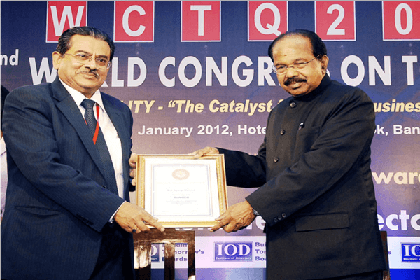 M. G. George Muthoot,  Chairman,  The Muthoot Group conferred with Business Leadership (2012) at Golden Peacock Awards,  Bangalore in the presence of Hon. Union Minister for Corp. Affairs,  Dr. M. Veerappa Moily.
