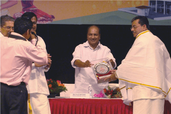 shri-mg-george-muthoot-being-awarded-by-shri-ak-antony-honourable-defense-minister-of-india-in-recognition-of-his-phenomenal-success-in-business-trade-industry-and-social-work-in-the-society