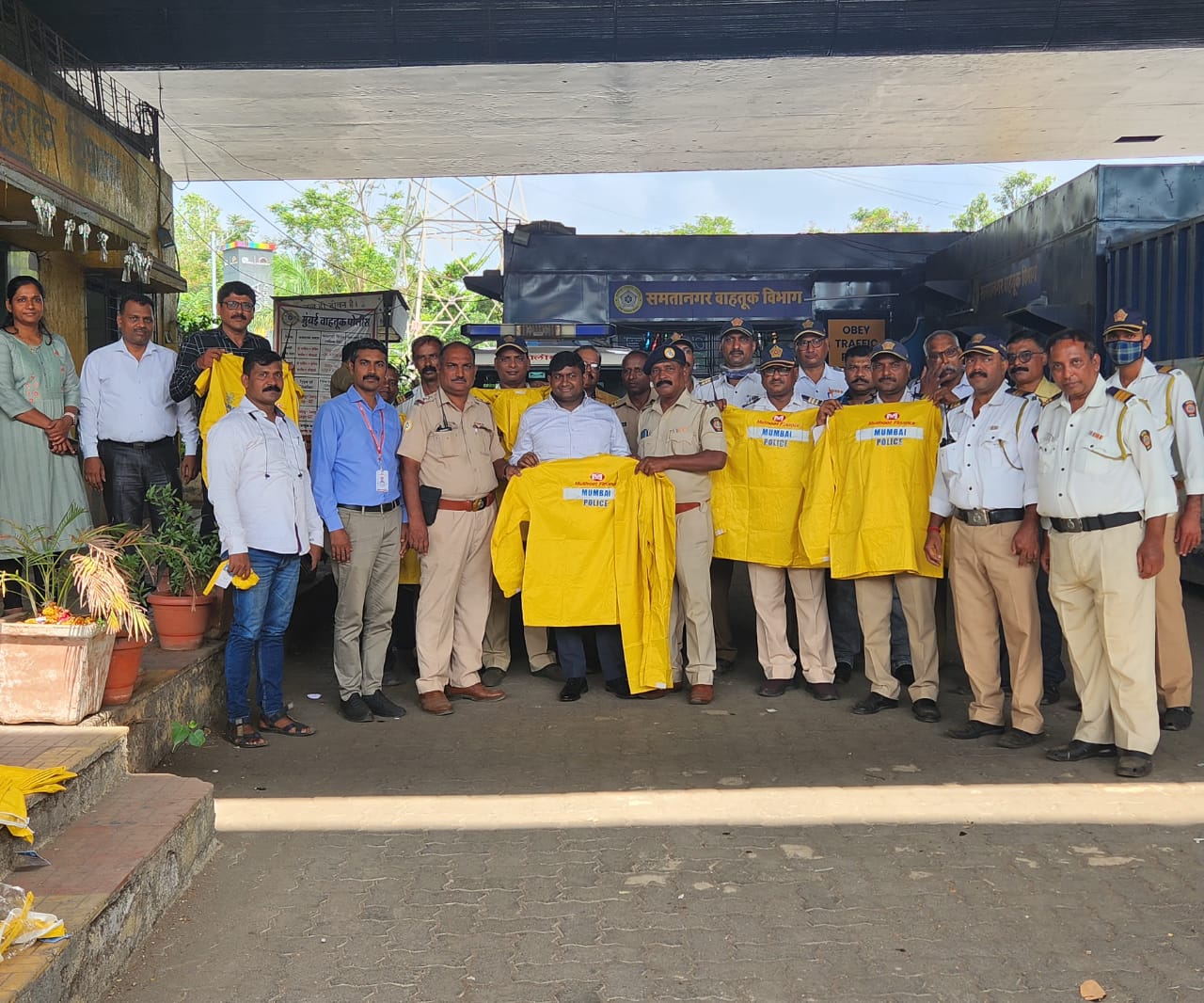 Distribution of 100 Raincoats to Traffic Police Officers in Mumbai, Maharashtra